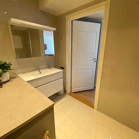 Spacious Modern Center Apartment *