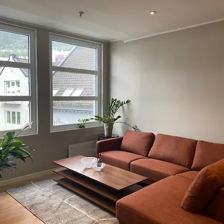 Spacious Modern Center Apartment